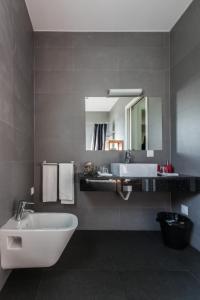 阿爾瓦杜什的住宿－Casa Boho - Turismo Rural，一间带水槽、浴缸和镜子的浴室