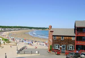 een uitzicht op een strand met mensen erop bij Cape Ann Motor Inn in Gloucester