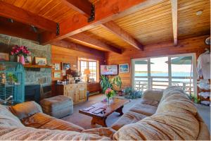 a living room with a couch and a fireplace at Cape Ann Motor Inn in Gloucester