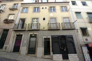 un edificio alto con un montón de ventanas y puertas en My Mouraria Suites, en Lisboa