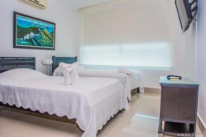 Zimmer mit 2 Betten und einem Fenster in der Unterkunft De Lujo-Palmetto Eliptic Playa Panoramico in Cartagena de Indias