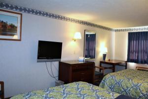 TV a/nebo společenská místnost v ubytování Americas Best Value Inn of Decatur