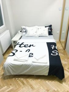 ブダペストにあるCastel view apartmentのベッド(白黒の掛け布団、枕付)