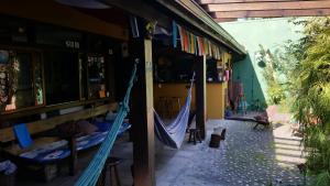 Un par de hamacas colgadas afuera de una tienda. en Submarino Hostel, en Florianópolis