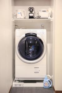 a washer and dryer in a small room at Gion HANNA STAY in Kyoto