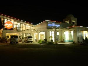 Una gasolinera por la noche con un cartel. en Discover Boracay Hotel en Kalibo