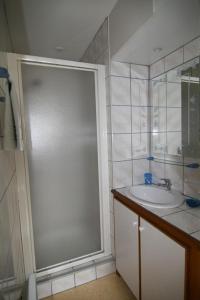ジェラールメにあるLacroisetteのバスルーム(シャワー、シンク付)