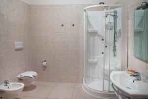 Koupelna v ubytování Hotel Ruffirio + 37 fotografií