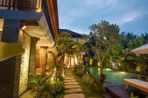 Kolam renang di atau di dekat Taman Amartha Hotel
