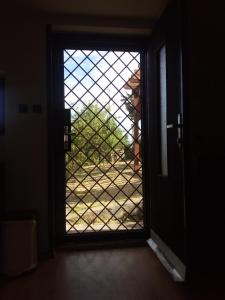 ブルハリにあるChalupa v zahradě mezi vinohradyの家の景色を望む開口ドア