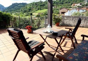 Ein allgemeiner Bergblick oder ein Berglick von des Bed & Breakfasts aus