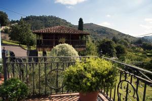 Ein allgemeiner Bergblick oder ein Berglick von des Bed & Breakfasts aus