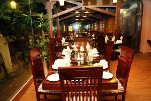 A restaurant or other place to eat at Royal Elegance Hotel
