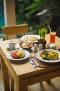 Makanan di atau di tempat lain dekat hotel
