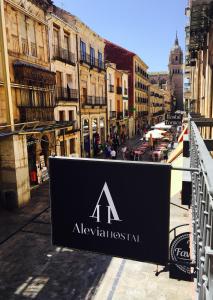 una señal para un festival perdido en una calle de la ciudad en Alevia, en Salamanca