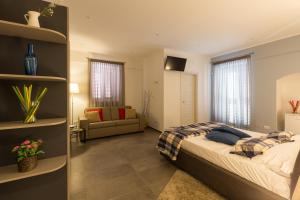 ein Schlafzimmer mit einem Bett und einem Sofa in der Unterkunft Dimora Ciociola in Manfredonia