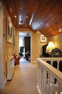 pasillo con escalera y sala de estar en The Moorings, en Tarbert