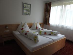 Letto o letti in una camera di Hotel Alpenfrieden