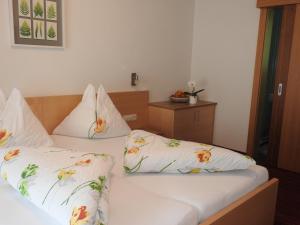 Letto o letti in una camera di Hotel Alpenfrieden