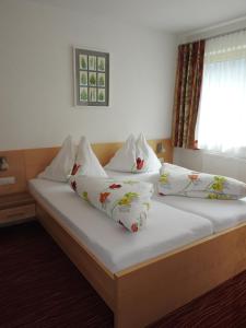 Letto o letti in una camera di Hotel Alpenfrieden