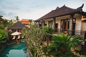 Kolam renang di atau di dekat Taman Amartha Hotel