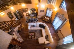 an overhead view of a living room with a couch at Hostal Rural & Spa Las Vistas in Pastrana