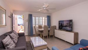 un salon avec un canapé, une télévision et une table dans l'établissement Villa Sontrobat, à Puerto del Carmen