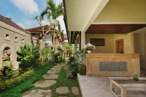 Kebun di luar Taman Amartha Hotel