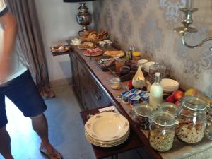 a man standing in a kitchen with a buffet of food at B&B Droomzoet in Herentals