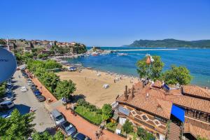 an aerial view of a beach with people on it at Ay Işığı Pansiyon in Amasra