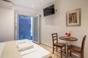 a dining room with a table and chairs and a window at Apartments Calma in Cres