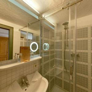 ein Bad mit einer Dusche, einem WC und einem Waschbecken in der Unterkunft Gasthof Ochsenwirt in Oberaudorf