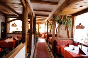 un restaurant avec des tables et des chaises rouges dans l'établissement Hotel Adria Stuben, à Coblence