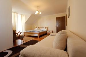 Postel nebo postele na pokoji v ubytování Hotel Adria Stuben