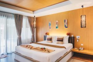 Una habitación de hotel con una cama con una bandeja. en The Hideaway Resort en Hua Hin