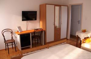 TV a/nebo společenská místnost v ubytování Apartments & Rooms Nada