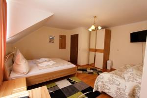 Postel nebo postele na pokoji v ubytování Hotel Adria Stuben