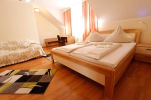 Postel nebo postele na pokoji v ubytování Hotel Adria Stuben