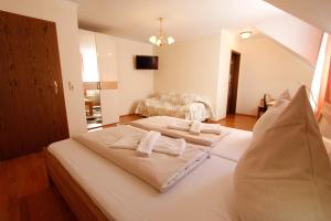 Postel nebo postele na pokoji v ubytování Hotel Adria Stuben