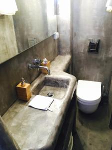 łazienka z umywalką i toaletą w obiekcie Naoussa Center Home w mieście Nausa