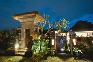 Kebun di luar Taman Amartha Hotel