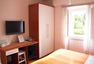 TV a/nebo společenská místnost v ubytování Apartments & Rooms Nada