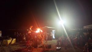 Ein Mann steht auf einer Bühne mit einer Menschenmenge in der Unterkunft The Sweet Home of Milazzo in Milazzo