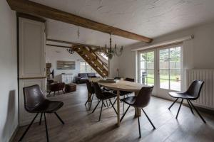 - une salle à manger avec une table et des chaises dans l'établissement Amber, à Nieuport