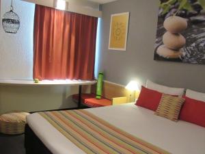 Cama ou camas em um quarto em Hotel Ibis Coimbra Centro