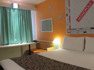 Cama ou camas em um quarto em Hotel Ibis Coimbra Centro