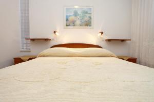 Un dormitorio con una cama con un cuadro en la pared. en Lovely Sea View Apartments BJ, en Portorož