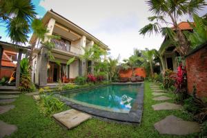 - une piscine dans la cour d'une maison dans l'établissement Cahyatika Bed & Breakfast, à Ubud