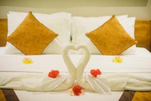 Tempat tidur dalam kamar di Taman Amartha Hotel