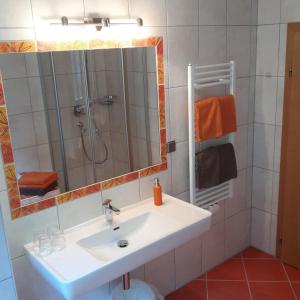 łazienka z umywalką i lustrem w obiekcie Ferienwohnung Franck w mieście Kleinarl